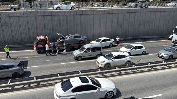 Çevre Yolu'nda 3 aracın karıştığı zincirleme kaza: 2 yaralı