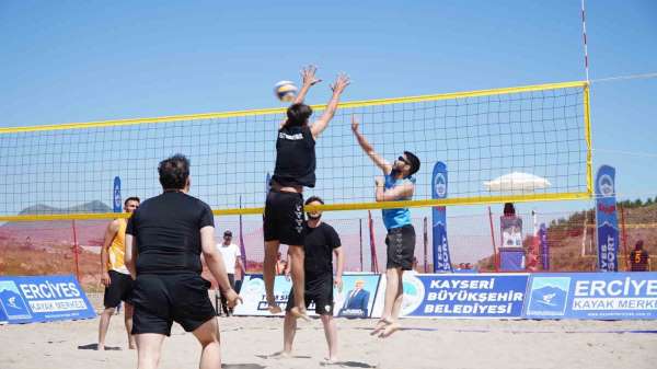Erciyes'te 2 bin 200 metrede plaj voleybolu heyecanı yaşandı