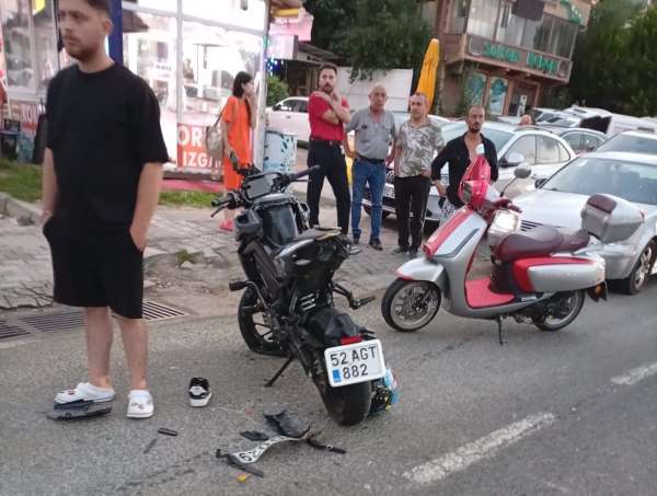 Otomobile arkadan çarpan motosiklette 2 kişi yaralandı