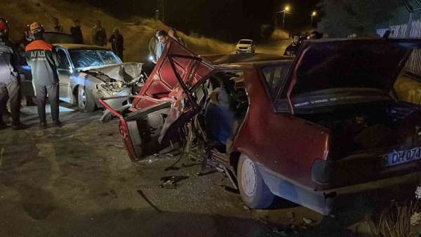 Sivas'ta gece saatlerine iki otomobilin çarpıştığı kazada 1 kişi öldü, 5 kişi yaralandı