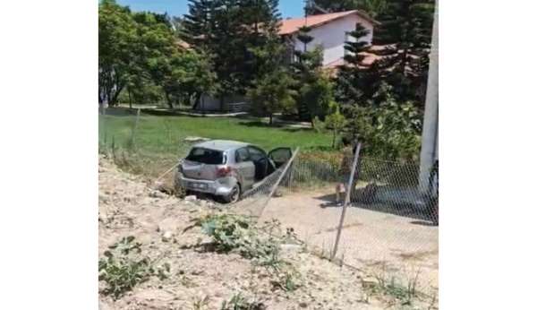 Zincirleme kazada otomobil enstitünün bahçesine düştü: 3 yaralı