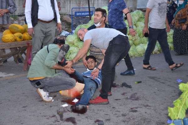 Pazarda karşılaşan husumetli tarım işçileri birbirine girdi: 2 yaralı 