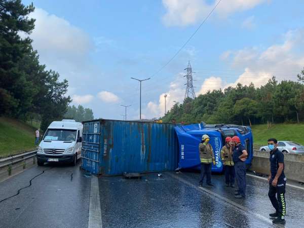 Sancaktepe TEM bağlantı yolunda 7 aracın karıştığı zincirleme trafik kazası: 1'i ağır 5 yaralı