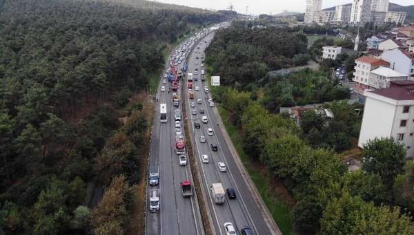 Sancaktepe TEM bağlantı yolunda 7 aracın karıştığı zincirleme trafik kazası havadan görüntülendi