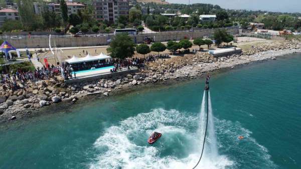 Van Gölü'nde renkli görüntüler: flyboard ile parasailing nefes kesti