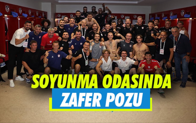 Soyunma Odasında Zafer Pozu 