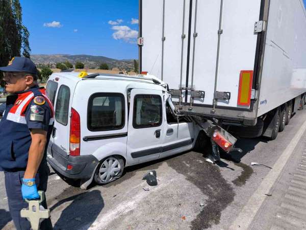 Amasya'da hafif ticari araç tıra çarptı: 1 ölü