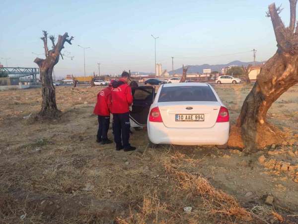 Burhaniye'de kazada araçta sıkışan vatandaşı itfaiye kurtardı