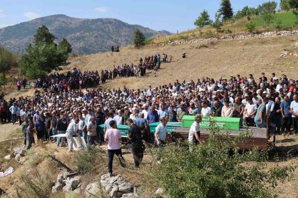 Feci kazada hayatını kaybeden 1'i bebek 5 kişi son yolculuğuna uğurlandı