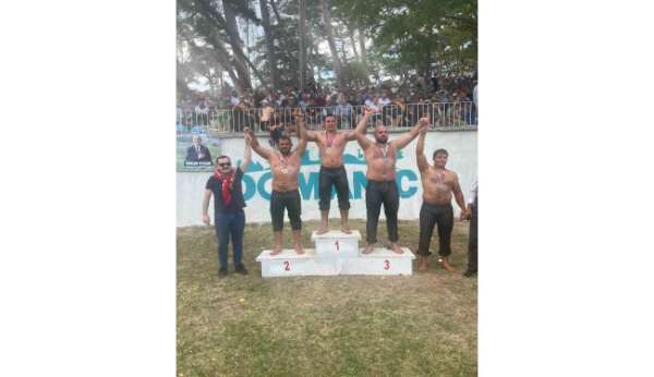 Sakarya Büyükşehir'in pehlivanı Kütahya'da kürsüye çıktı