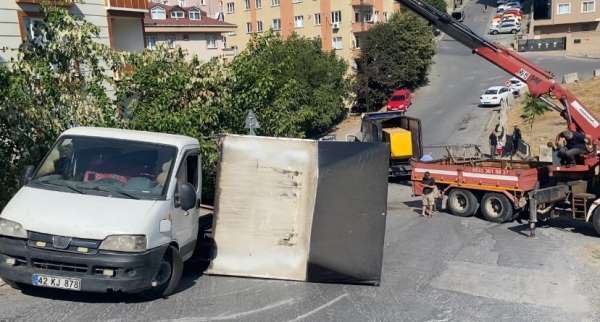 Ümraniye'de jeneratör yüklü kamyon kaza yaptı