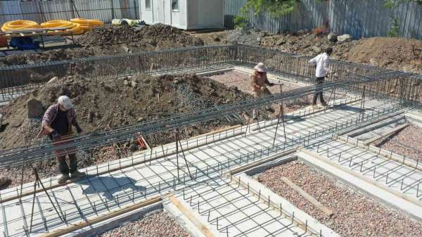 Vezirçiftliği spor salonu inşaatı sürüyor