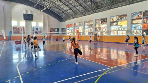 Bulanık'ta voleybol antrenmanları yoğun katılımla devam ediyor