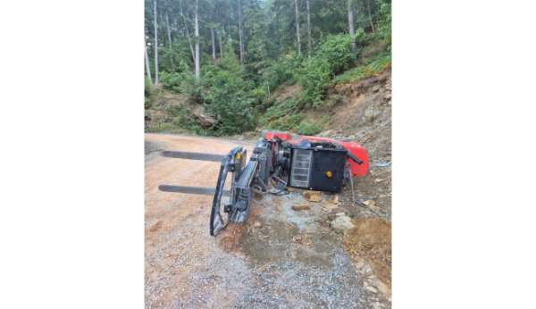 Gazipaşa'da devrilen forkliftin altında kalan sürücü yaralandı