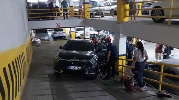 Otoparkta otomobilin altında kalan genç kadın yaralandı