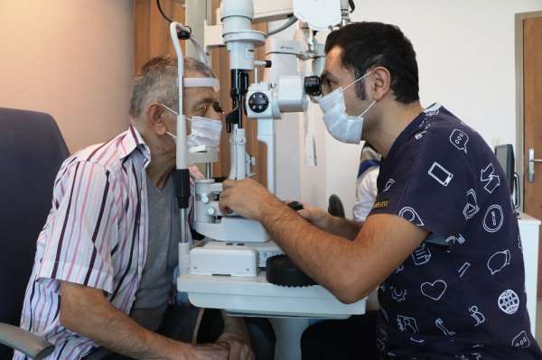 Aylardır görmeyen hastalar 'vitrektomi' ameliyatı ile tekrar görüyor 