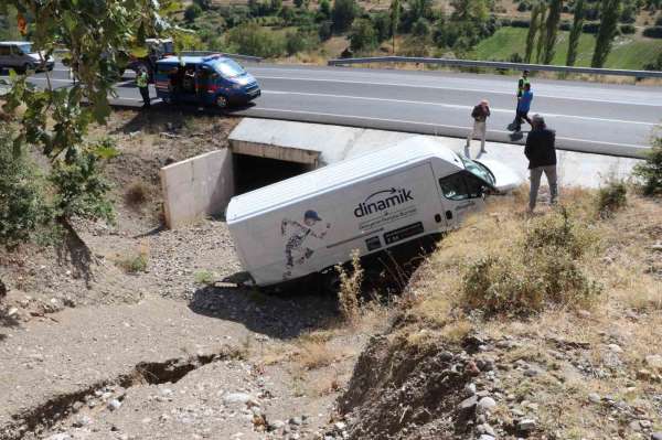 Amasya'da minibüs menfeze uçtu: yaralının yardımına vatandaşlar yetişti
