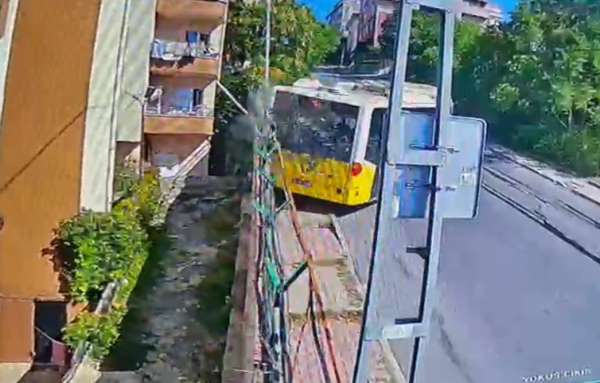 Başakşehir'de rampadan çıkamayan İETT otobüsünün kaza anı kamerada
