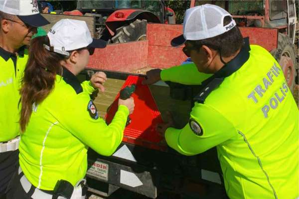 Traktör kazalarını önlemek için reflektör dağıtıldı