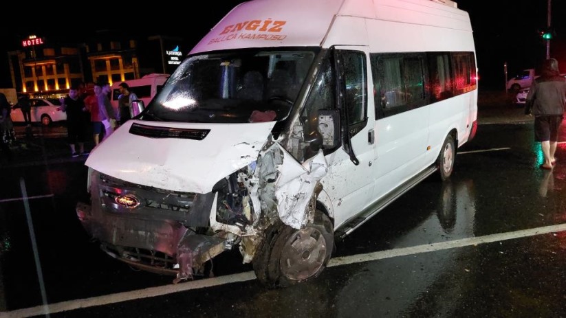 Samsun'da minibüs ile otomobil çarpıştı: 5 yaralı