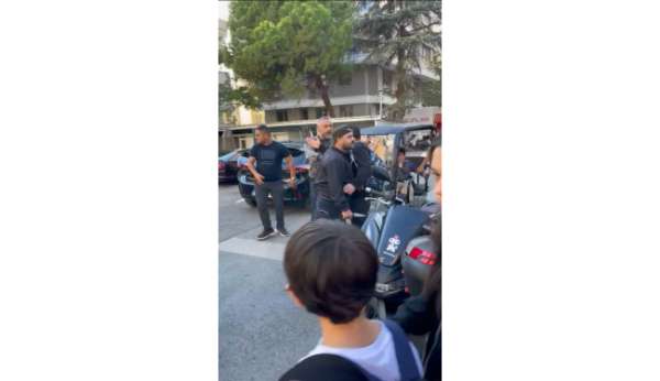 Kadıköy'de bir şahıs çocuğunun gözü önünde velilere bıçakla saldırmaya çalıştı