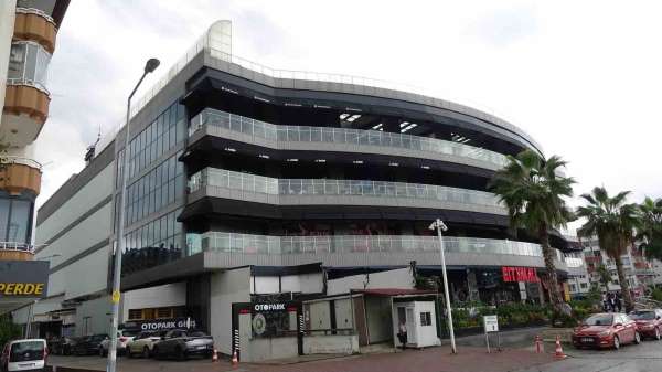 Ruhsatı iptal edilen AVM'de iş yerlerine kapanış tebligatı