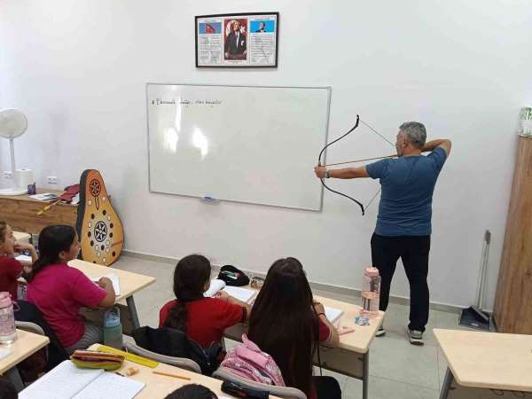 Sarıgöl'de okullarda 'Geleneksel Türk Okçuluğu' tanıtımı yapıldı