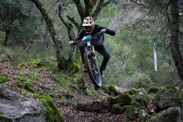 Zorlu parkurları bisikletiyle böyle aşıyor...Balkan Şampiyonası'nda Türkiye'yi temsil edecek