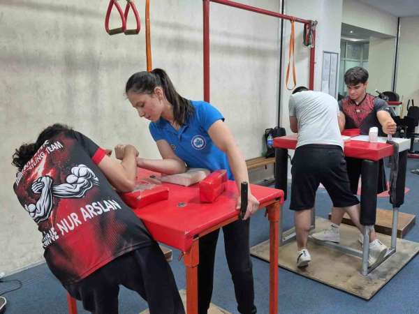 Eskişehir'de Gaziler Günü dolayısıyla bilek güreşi turnuvası yapıldı