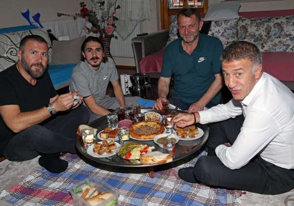 Ahmet Ağaoğlu, Abdulkadir Ömür'ü ziyaret etti 