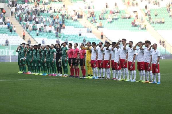 Bursaspor ve Ümraniyesporlu oyunculardan asker selamı 