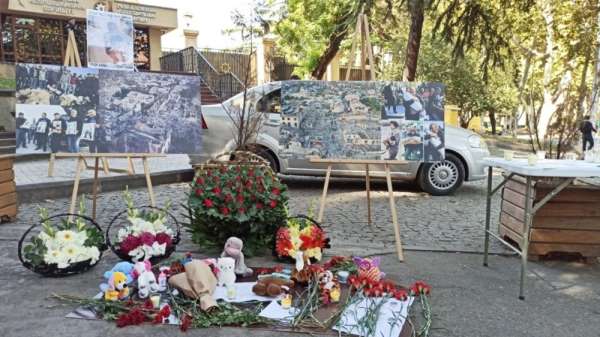 Gürcistan'da Gence'ye düzenlenen saldırıda hayatını kaybeden siviller anıldı 