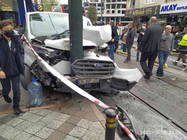 Zeytinburnu'nda tramvay yoluna girmeye çalışan araçla tramvay çarpıştı: Kaza anı kamerada