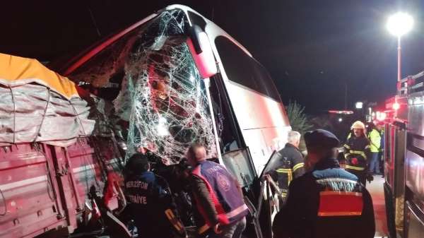 Amasya'da yolcu otobüsü ile kamyon çarpıştı: 2 ölü, 19 yaralı - Amasya haber