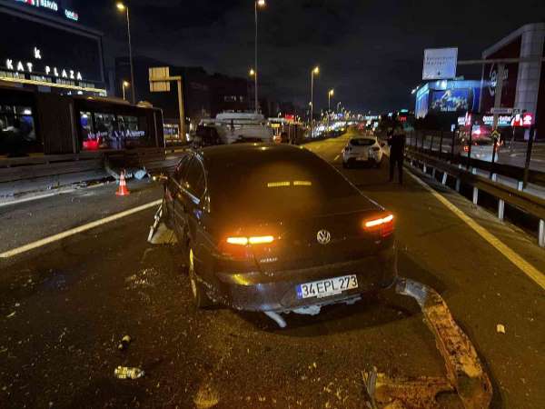 E-5'te iki araca çarparak kaza yapan otomobilin motoru yolun ortasına düştü - İstanbul haber
