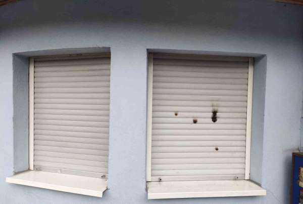 Almanya'da camiye çirkin saldırı: Caminin kapısına gamalı haç çizdiler
