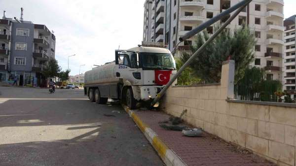 Polisin 'dur' ikazına uymayarak kaçan su tankeri kaza yaptı