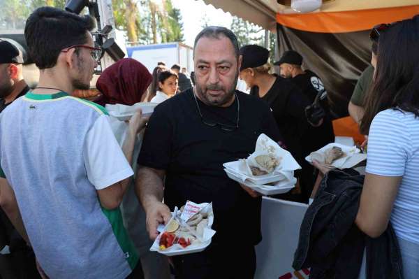 Hintli turistler Adana lezzetlerine hayran kaldı