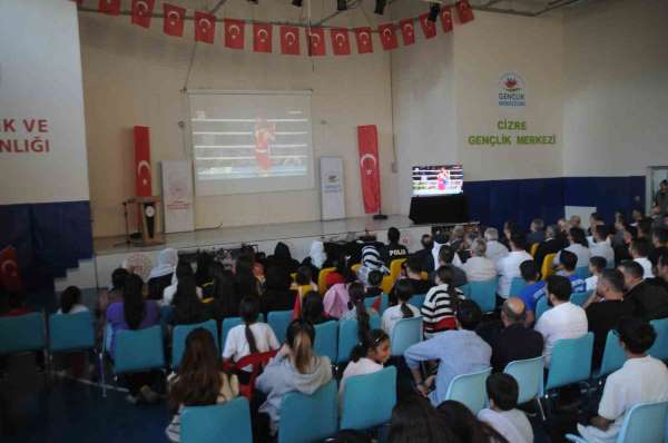 Vali Ekici, milli boksörün maçını Cizre'de vatandaşlarla dev ekranda izledi