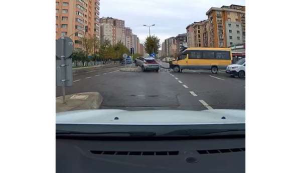 Beylikdüzü'nde kırmızı ışıkta geçen sürücü kazaya neden oldu: O anlar kamerada