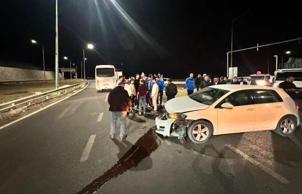 (Düzeltme) Elazığspor oyuncularını taşıyan otobüs ile otomobil çarpıştı: 1 kişi yaralandı