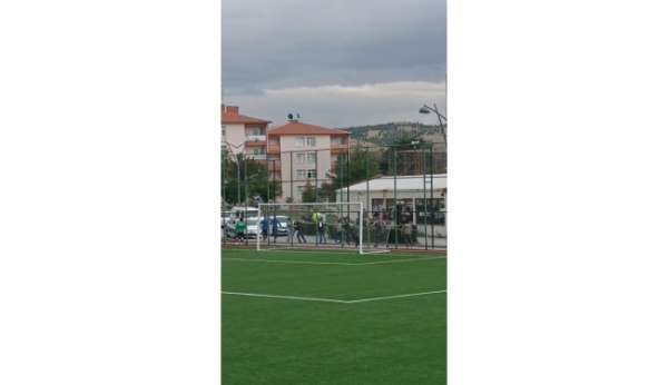 Futbol oyuncusunun bıçakla taraftarın üzerine yürüdüğü iddiası