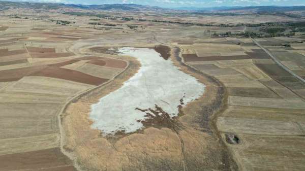 Kuşların dans ettiği Uylubağı göleti kuraklık nedeniyle çorak zemine dönüştü