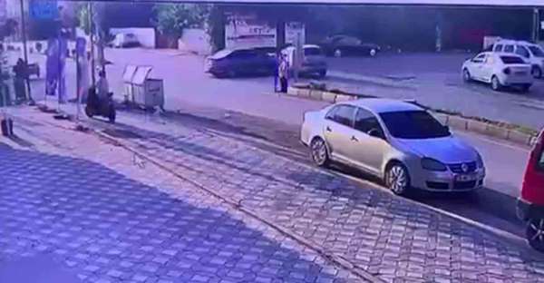 Otomobillerin kafa kafaya çarpıştığı kazada 2 kişi yaralandı, o anlar kamerada