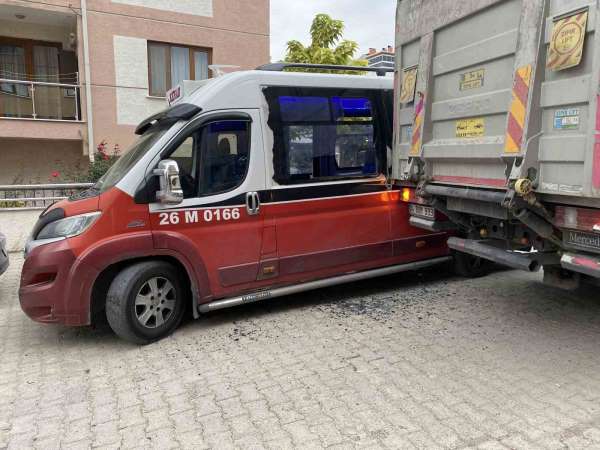 Tır ile minibüsün çarpıştığı kaza maddi hasarla atlatıldı