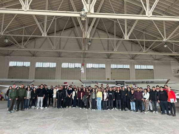 Üniversite öğrencileri İnönü Havacılık Eğitim Merkezi'ni ziyaret etti, eğitim uçaklarını yakından gördü