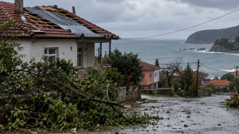 Kastamonu'da Fırtına 5 İlçeyi Vurdu: Çatılar Uçtu, Elektrik Direkleri Devrildi