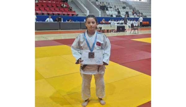 Arife Aydınoğlu'ndan judo Balkan ikinciliği