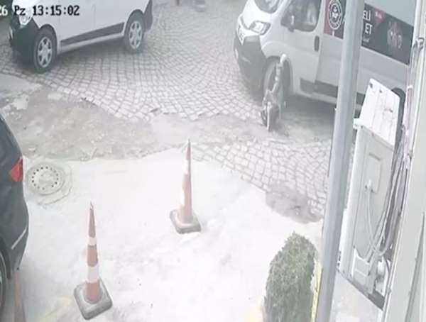 Ayağı minibüsün altında kalan yayanın görüntüleri güvenlik kamerasına yansıdı