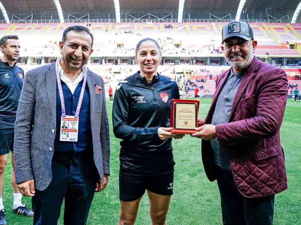 Kayserispor'dan hakem Asen Albayrak'a çiçekli destek
